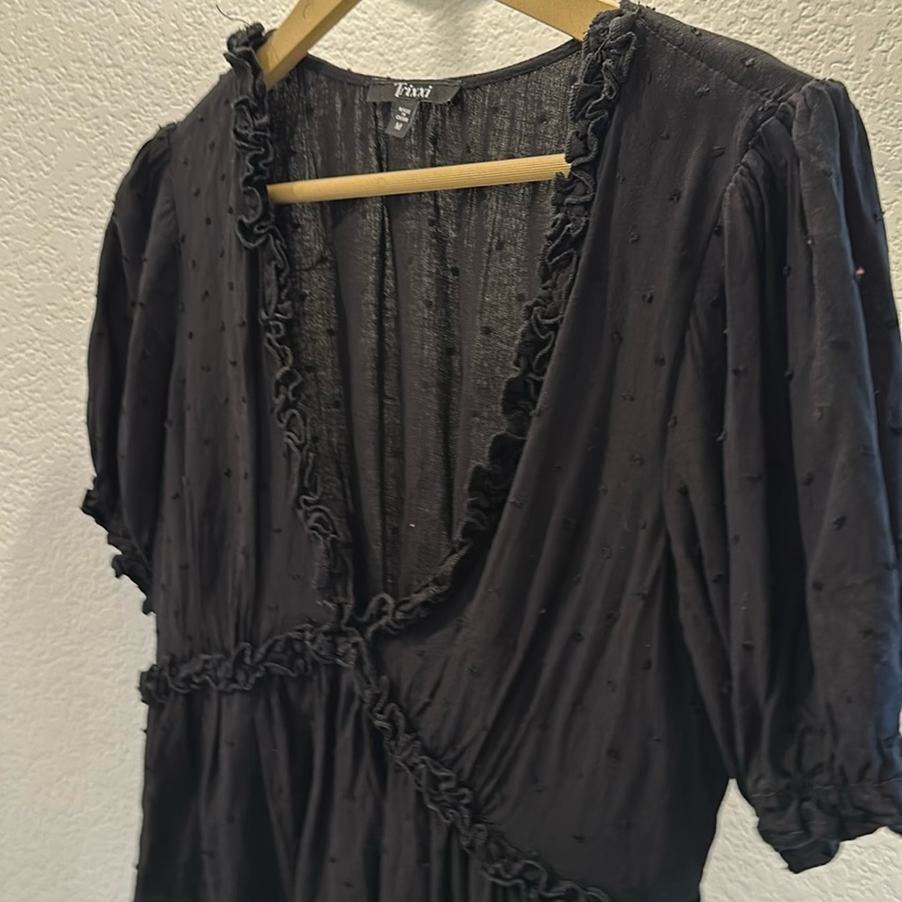 Cropped black ruffled blouse. Size M